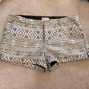 Shorts- black and white pattern